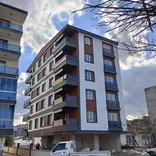 Akhisar'da doğramaları takılmış çok katlı apartman