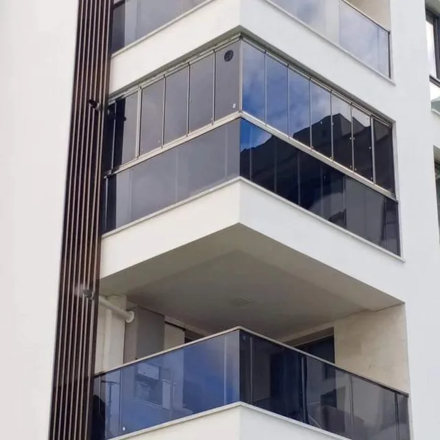 Güzelyurt'ta modern binanın köşe balkonuna yapılan 8 mm temperli cam balkon