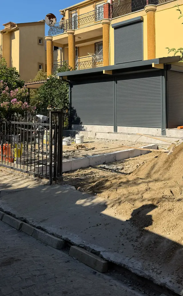 Güzelyurt'ta bir sitede beton dökümü öncesi, bordürleri dizilmiş otopark alanı