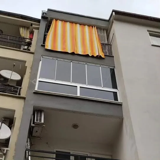 Karaköy'de alt panelleri sabit camlı, üstü katlanır 8 mm temperli cam balkon
