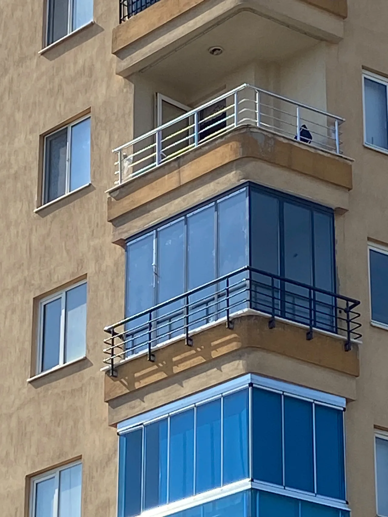 Karaköy'de 5. kat balkonunda antrasit çerçeveli ısıcamlı cam balkon ve alüminyum küpeşte