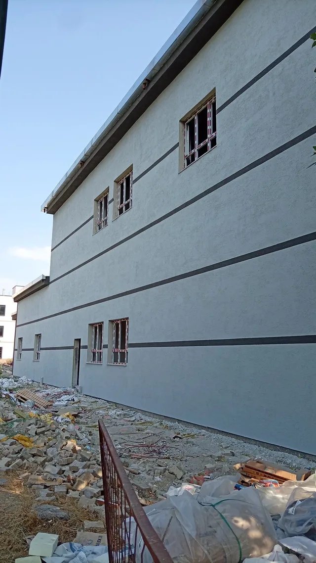 Çukurova Kimya Lisesi yan cephesinde sıra halinde PVC pencereler