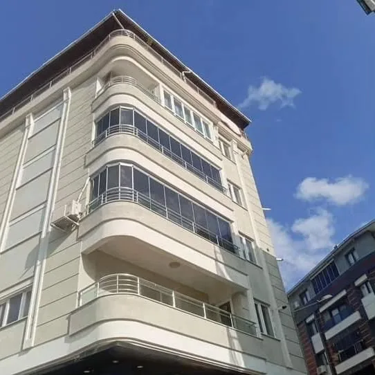 Manisa merkezde binanın kavisli mimarisine monte edilen iki adet oval cam balkon