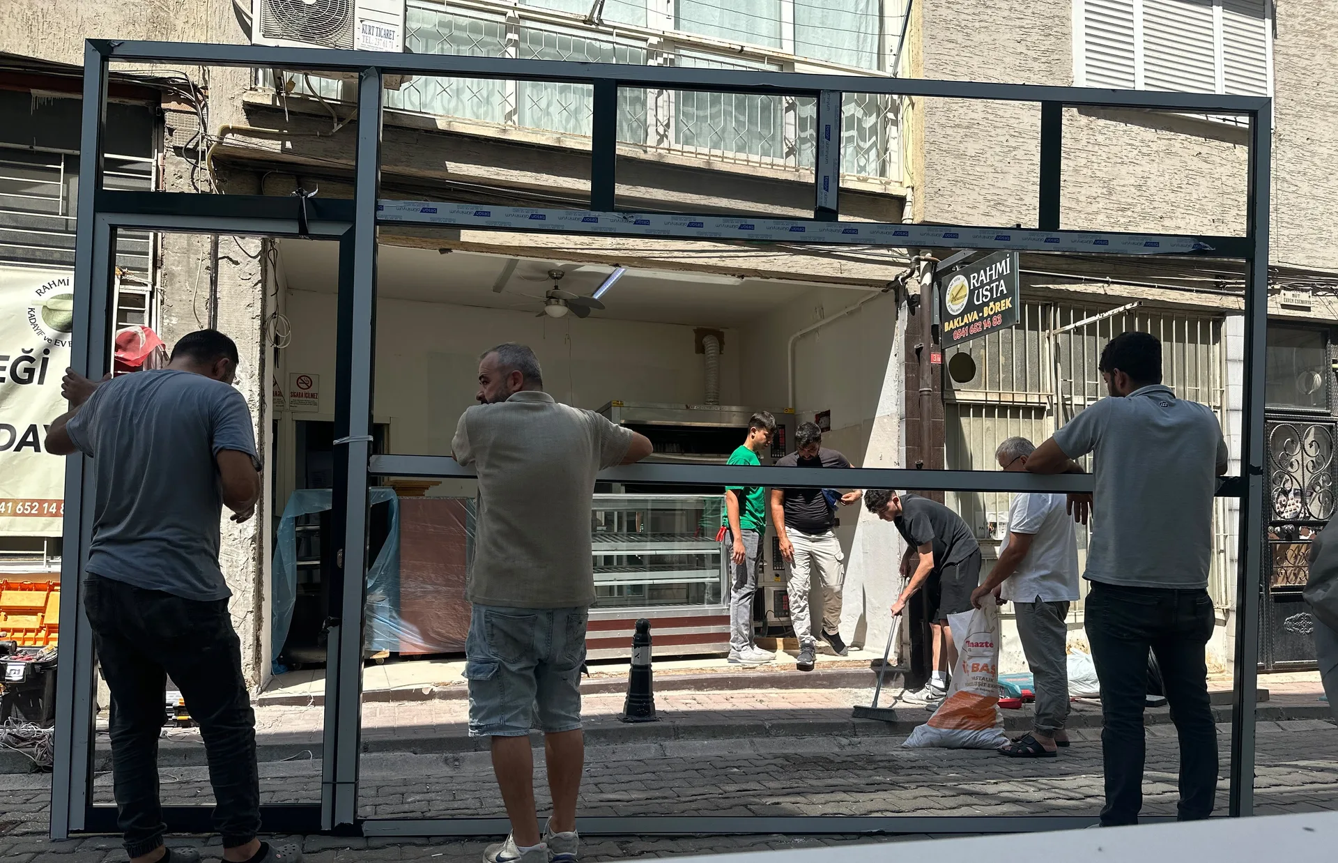 Manisa Merkez'de bir pastanenin yeni vitrin doğramasını yerine koyan ekibimiz
