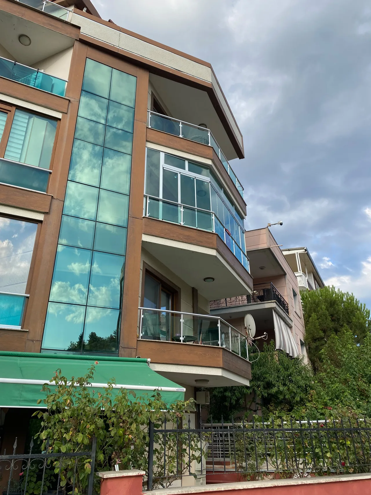 Uncubozköy'de binanın açılı balkonuna kurulan 8 mm temperli cam balkon sistemi
